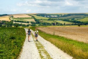 Femmes marchant sur un chemin